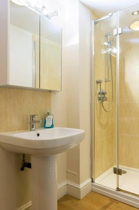 2 Double Bedroom Large Modern Self Contained Apartment Free Parking Камбърли Екстериор снимка