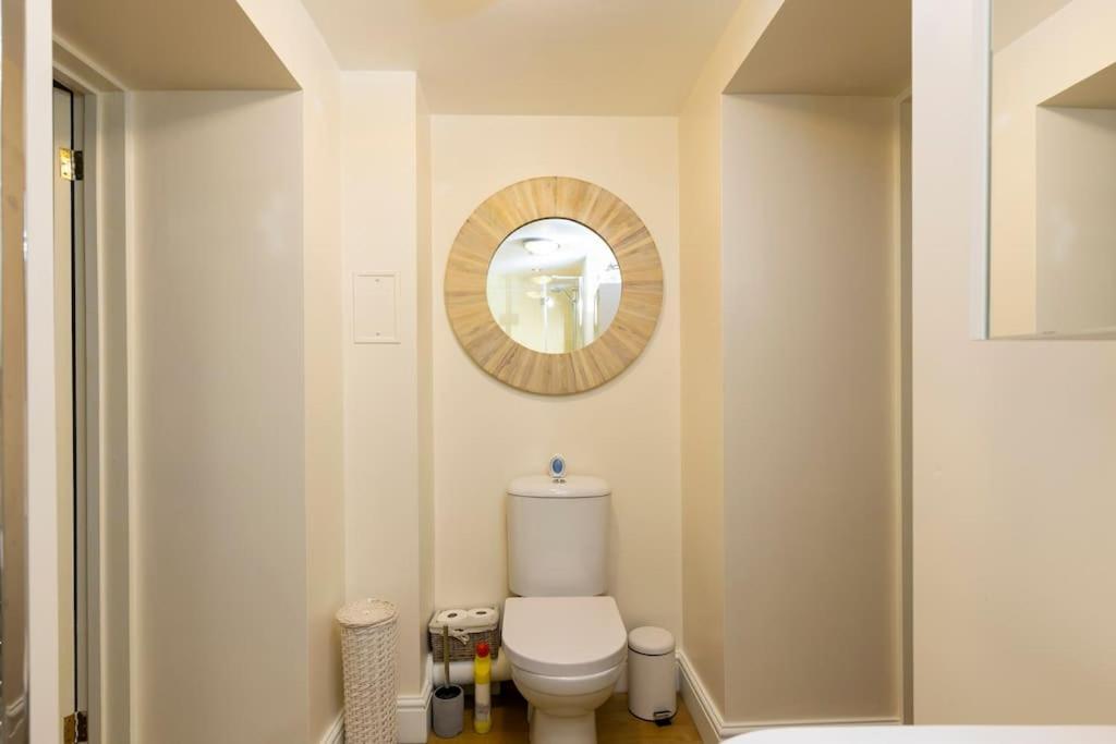 2 Double Bedroom Large Modern Self Contained Apartment Free Parking Камбърли Екстериор снимка