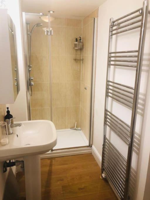 2 Double Bedroom Large Modern Self Contained Apartment Free Parking Камбърли Екстериор снимка