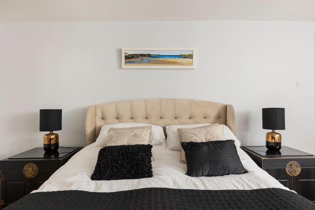 2 Double Bedroom Large Modern Self Contained Apartment Free Parking Камбърли Екстериор снимка