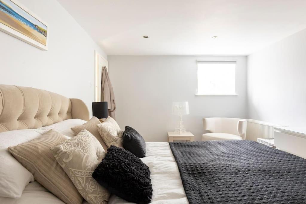 2 Double Bedroom Large Modern Self Contained Apartment Free Parking Камбърли Екстериор снимка