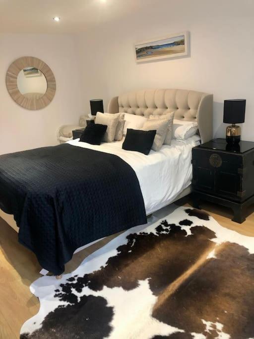 2 Double Bedroom Large Modern Self Contained Apartment Free Parking Камбърли Екстериор снимка
