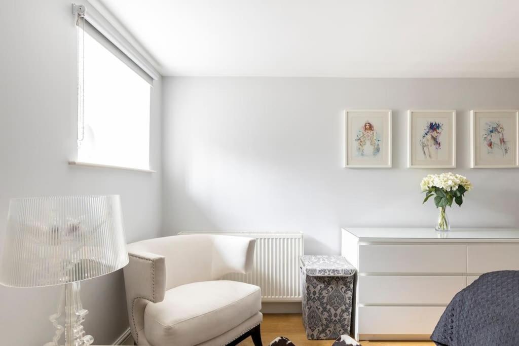 2 Double Bedroom Large Modern Self Contained Apartment Free Parking Камбърли Екстериор снимка